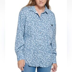 Calvin Klein Women's Size S Long Sleeve Leopard Boyfriend Shirt in Blue